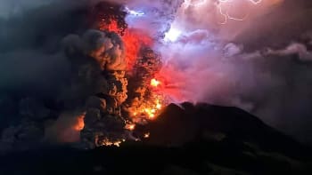 OBRAZEM: Rudé blesky, chaos i dým. V „ohnivém kruhu“ běsní sopka, Indonésii hrozí cunami