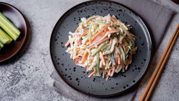 Pikantní japonský salát Kani z krabích tyčinek – jednoduchá chuťovka, kterou si zamilujete