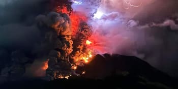 OBRAZEM: Rudé blesky, chaos i dým. V „ohnivém kruhu“ běsní sopka, Indonésii hrozí cunami