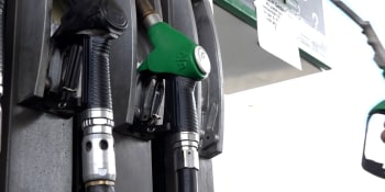 Cena litru benzínu překročila 40 korun. Může za to zdražení ropy i marže pumpařů, říká ekonom