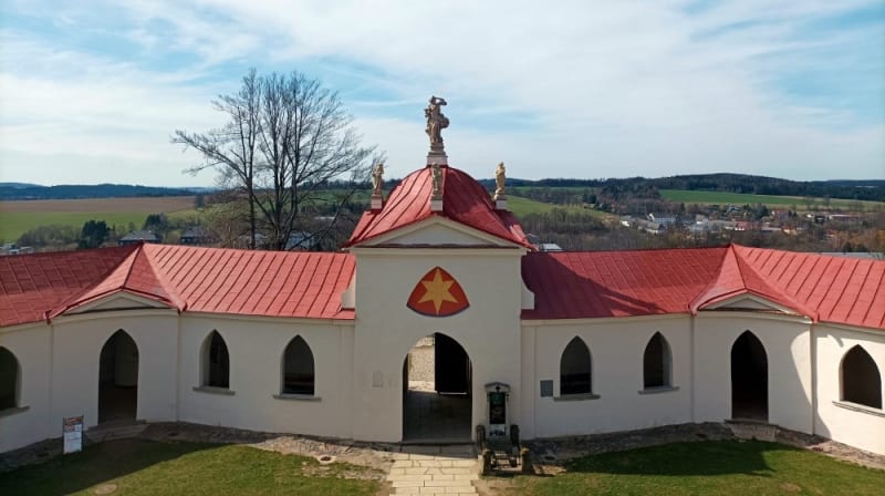 Poutní kostel sv. Jana Nepomuckého na Zelené hoře : Ambit stejně jako dříve zůstane volně přístupný, doplní jej nový informační systém.
