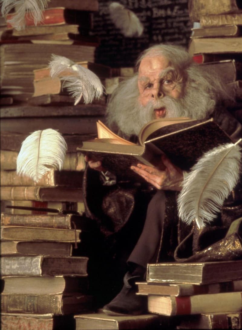 Warwick Davis ve filmech o Harrym Potterovi ztvárnil skřeta Griphooka i učitele kouzel, profesora Kratiknota.
