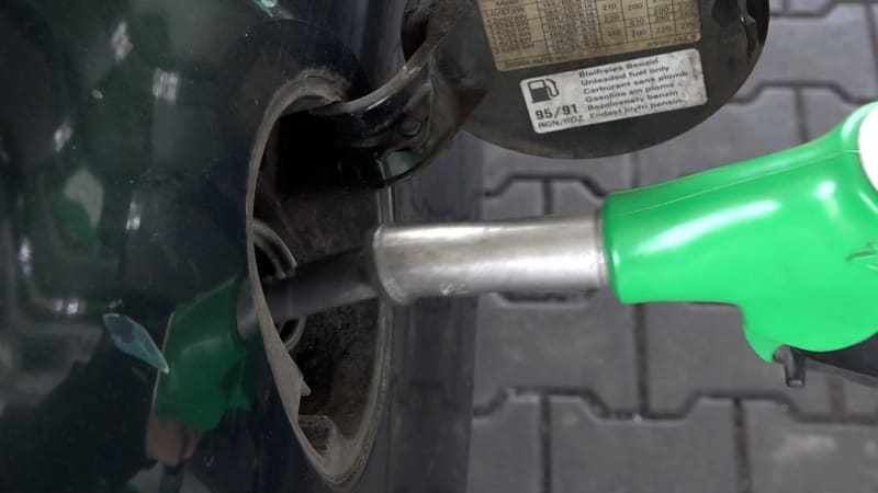 Litr benzínu v Česku průměrně stojí 40 korun.