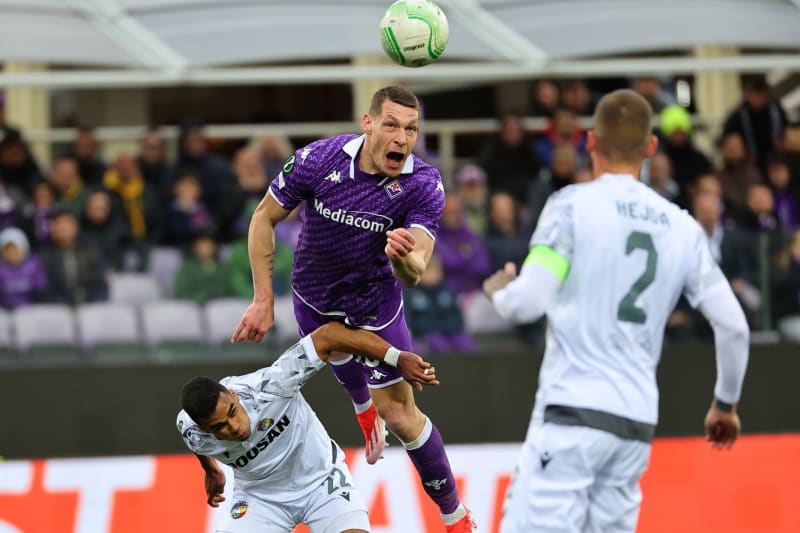 Andrea Belotti z ACF Fiorentina a Cadu z FC Viktoria Plzeň soupeří o míč během fotbalového utkání čtvrtfinále Ligy mistrů UEFA.