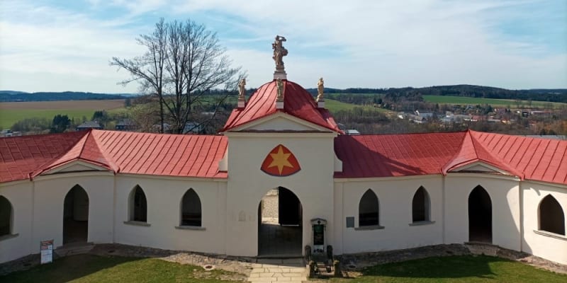Poutní kostel sv. Jana Nepomuckého na Zelené hoře : Ambit stejně jako dříve zůstane volně přístupný, doplní jej nový informační systém.