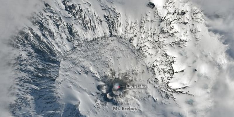 Mount Erebus při pohledu z výšky, vidět je i unikátní lávové jezero