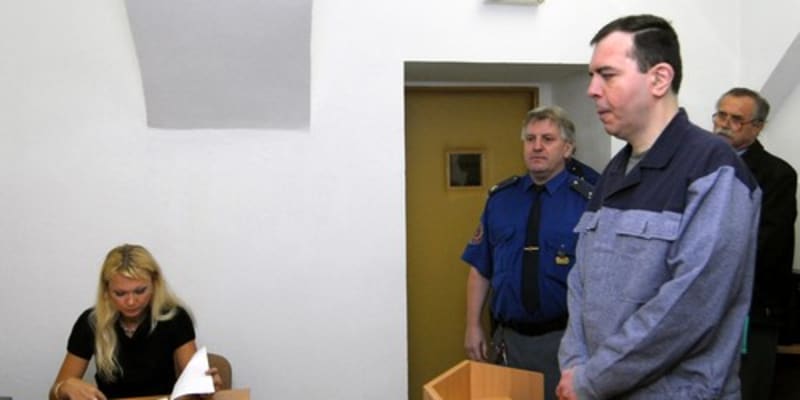 Doživotně odsouzený Zdeněk Vocásek (vpravo) před šumperským soudem, který 4. října 2007 na zasedání ve věznici v Mírově zamítl jeho žádost o propuštění. Vlevo Vocáskova obhájkyně Klára Slámová.