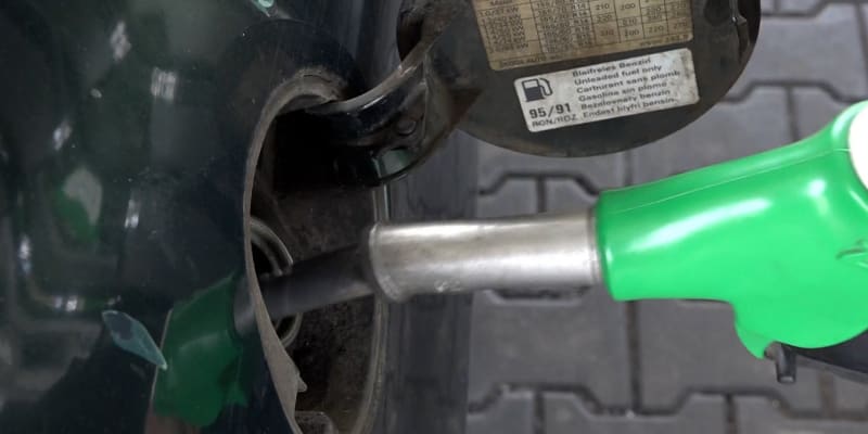 Litr benzínu v Česku průměrně stojí 40 korun.