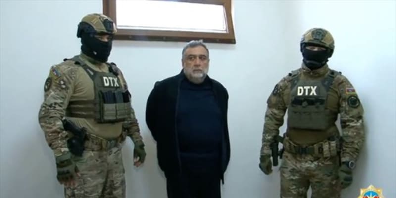 Snímek ze záběrů zveřejněných ázerbájdžánskými tajnými službami ve čtvrtek 28. září 2023 ukazuje zadržení bývalého vůdce Náhorního Karabachu Rubena Vardanjana. Podle úředníků byl zatčen, když se snažil opustit enklávu a odjet do Arménie.