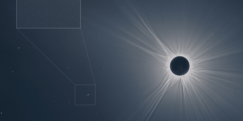 Širokoúhlý záběr sluneční korony spolu s kometou SOHO-5008 při úplném zatmění Slunce 8. dubna 2024 z mexického Duranga