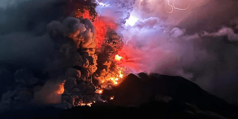 Pohled na soptící stratovulkán Ruang