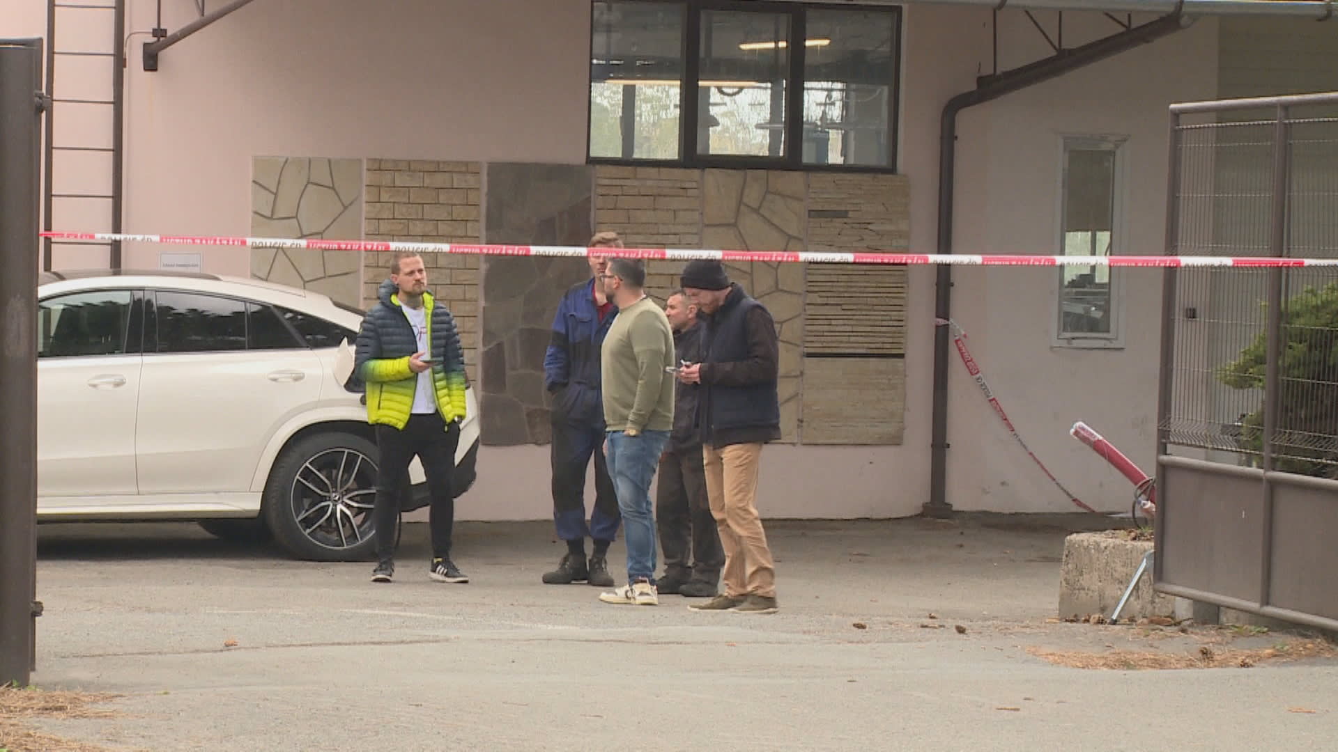 Muž v autoservisu v Řepích měl pobodat svého kolegu.