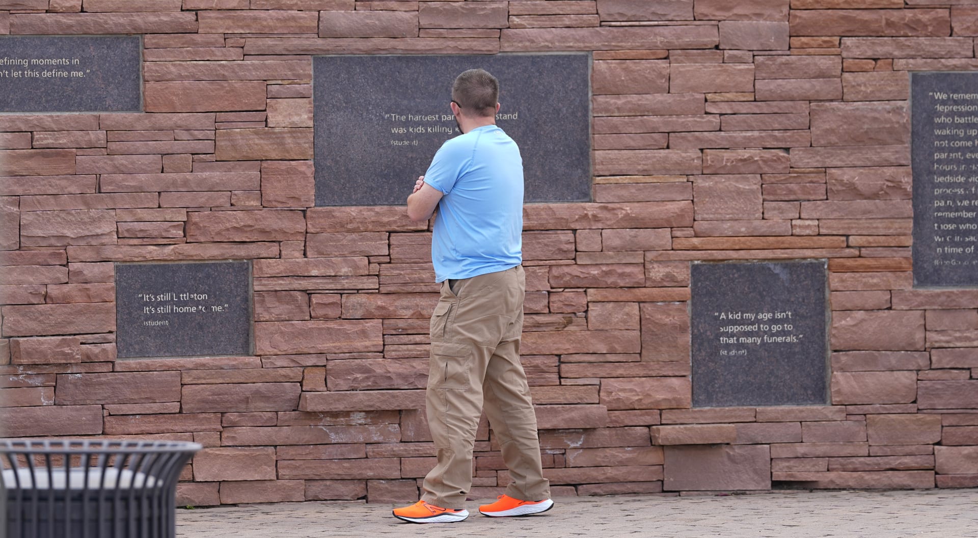 V blízkosti školy Columbine vznikl památník, který je věnován nejen těm, kteří 20. dubna 1999 přišli o život.