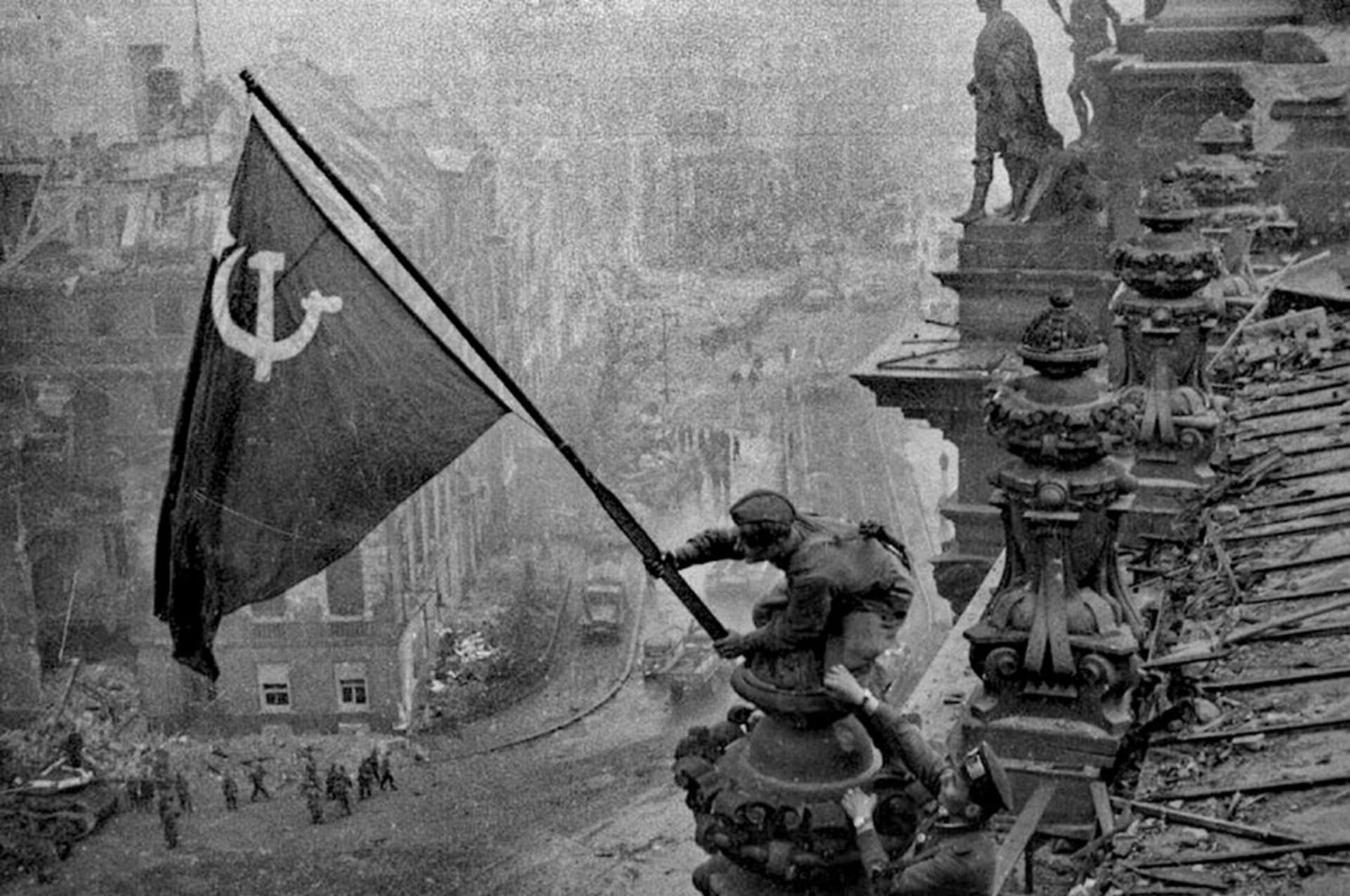 Sovětská vlajka nad Reichstagem