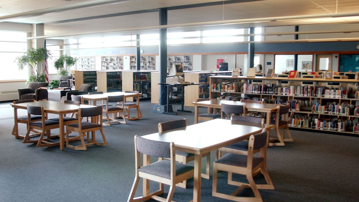 Knihovna, v níž před 25 lety na Columbine zemřelo nejvíce obětí, byla stržena. Nahradila ji nová, která nese název Hope Columbine Memorial Library.