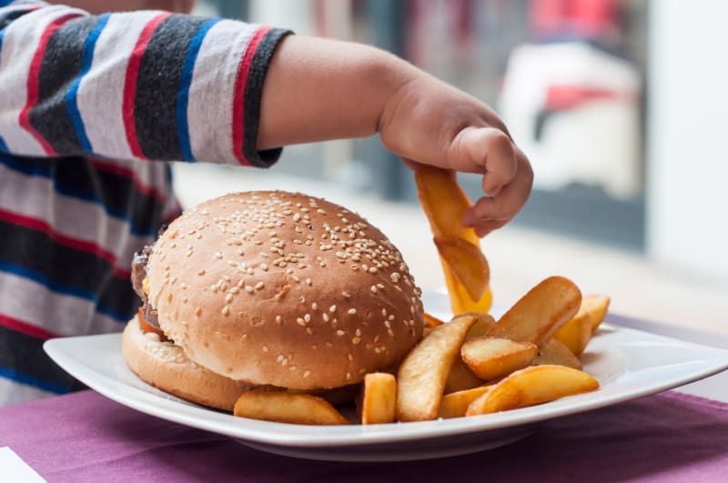 Vvětší potíže s váhou mají děti z rodin, které na tom nejsou finančně nejlépe, které často kupují levnou, ale nekvalitní stravu. 