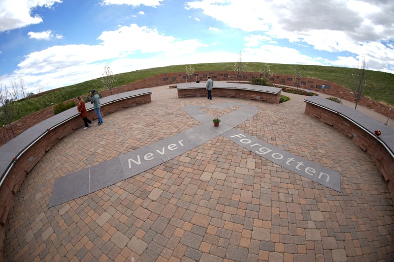V blízkosti školy Columbine vznikl památník, který je věnován nejen těm, kteří 20. dubna 1999 přišli o život.