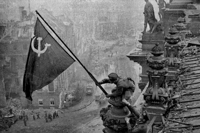 Sovětská vlajka nad Reichstagem