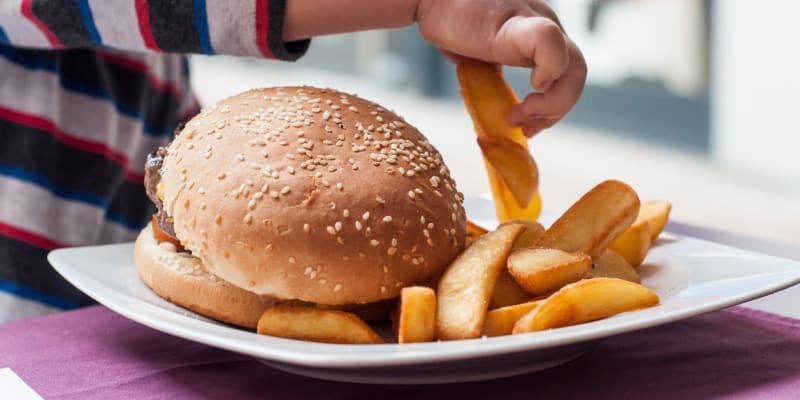 Vvětší potíže s váhou mají děti z rodin, které na tom nejsou finančně nejlépe, které často kupují levnou, ale nekvalitní stravu. 