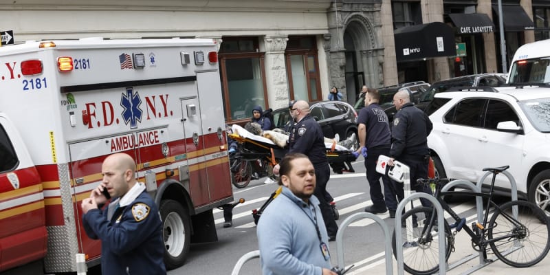 Záchranáří odvážejí do nemocnice muže, který se zapálil před soudem v New Yorku, v něm se vybírala porota kvůli procesu Donalda Trumpa.