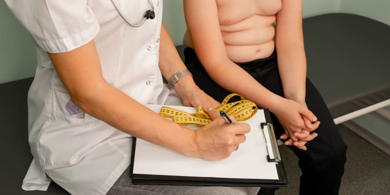 Vysoký podíl obézních lidí v Česku významně zatěžuje zdravotnictví. (Ilustrační foto)