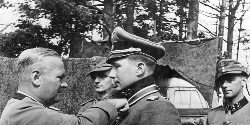 Felix Steiner vyznamenává příslušníka své jednotky (1944)