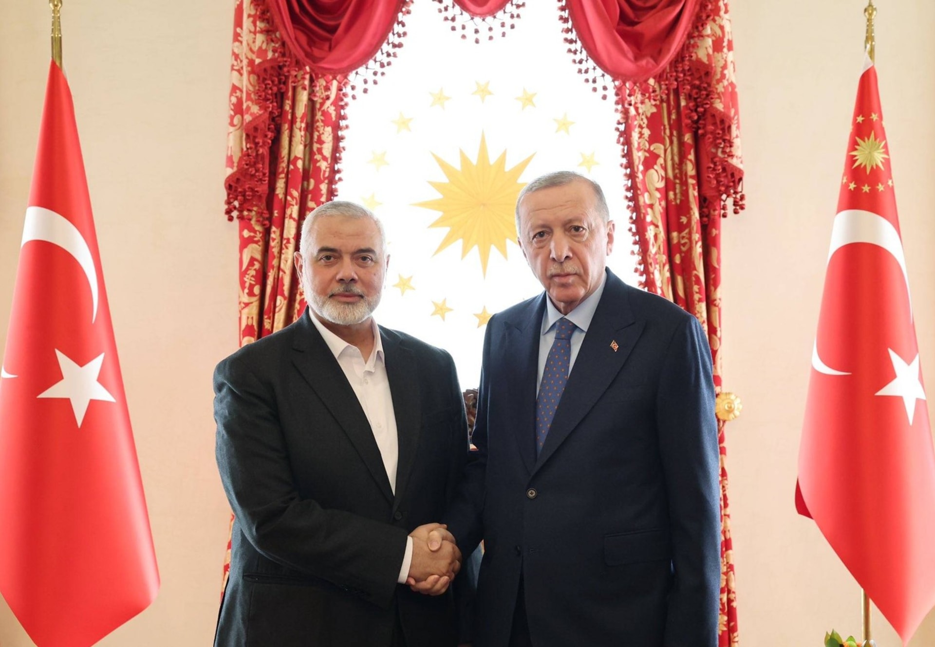 Turecký prezident Recep Tayyip Erdogan dnes v Istanbulu jednal s vůdcem palestinského hnutí Hamás Ismáílem Haníjou.