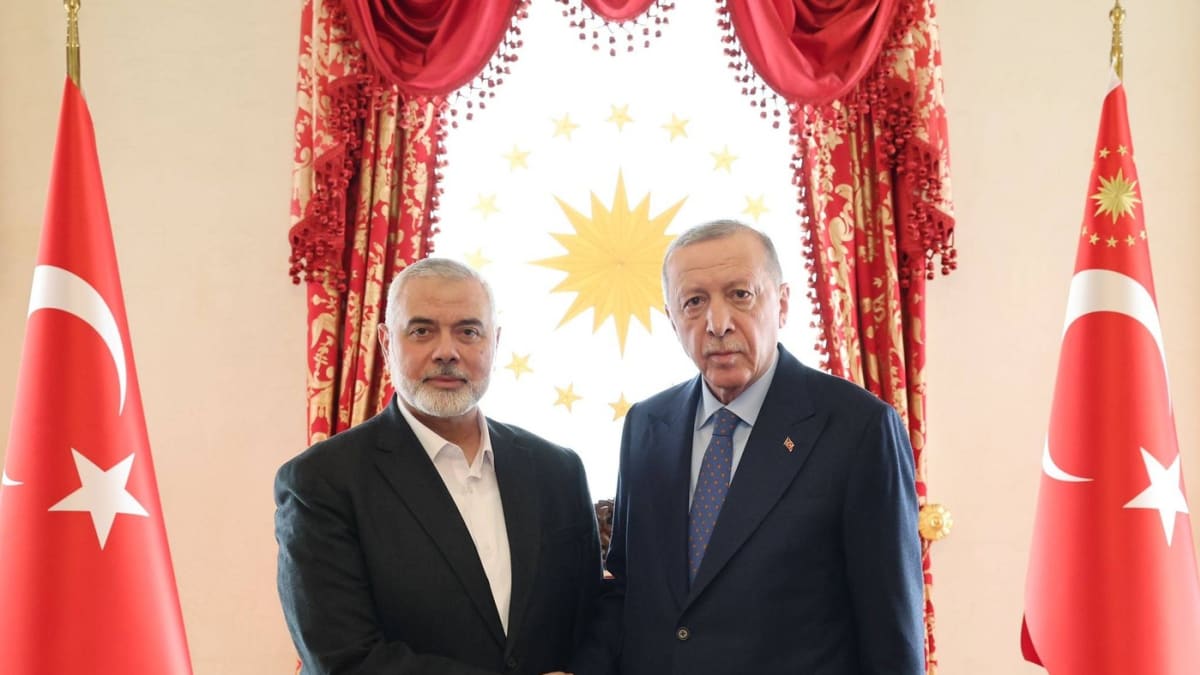Turecký prezident Recep Tayyip Erdogan dnes v Istanbulu jednal s vůdcem palestinského hnutí Hamás Ismáílem Haníjou.