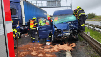 Nehoda několika aut uzavřela Pražský okruh u Slivence. Na místě přistál vrtulník záchranářů