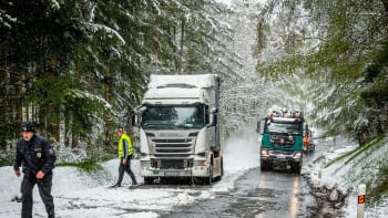 Sněhová kalamita zasáhla Česko. Napadlo až 15 centimetrů sněhu, hrozí komplikace v dopravě