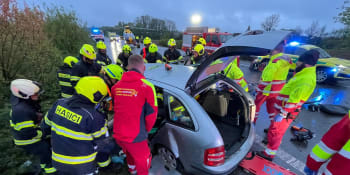 Hromadná nehoda na Náchodsku: Srazila se dvě auta, kamion a autobus. Řidiče vyprošťovali hasiči