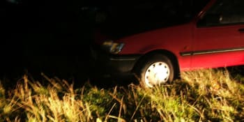 Tragická nehoda: Auto v Praze sjelo do pole a začalo hořet. Uvnitř byla nalezena mrtvola