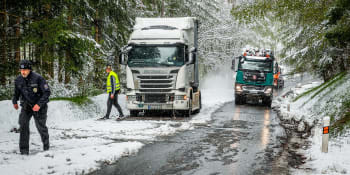 Sněhová kalamita zasáhla Česko. Napadlo až 15 centimetrů sněhu, hrozí komplikace v dopravě
