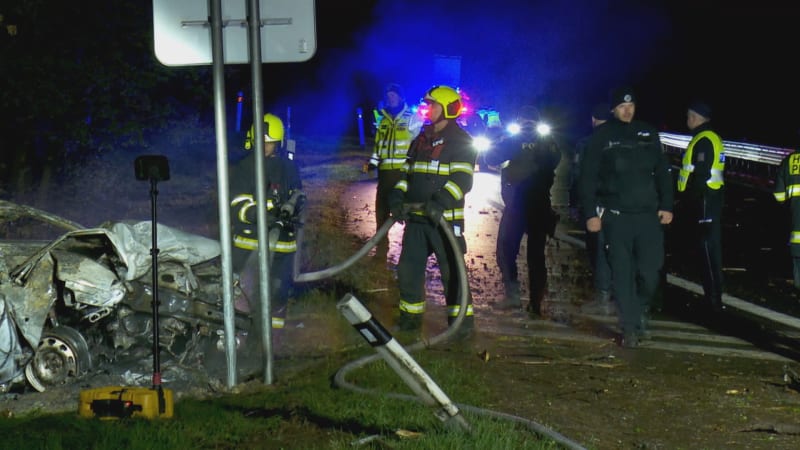 Ve Strakonické ulici v Praze došlo k nehodě, řidička uhořela v autě.