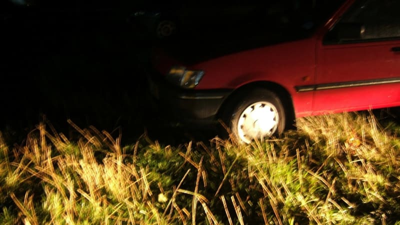 Tragická nehoda: Auto v Praze sjelo do pole a začalo hořet. Uvnitř byl nalezen mrtvý muž