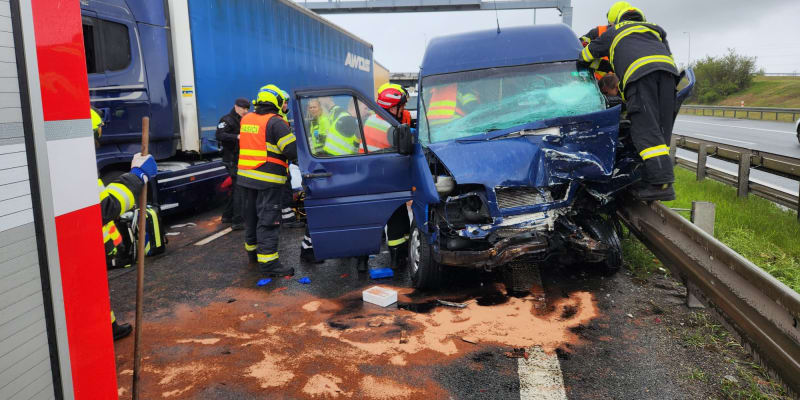 Nehoda aut na Pražském okruhu u Slivence, 20. dubna 2024