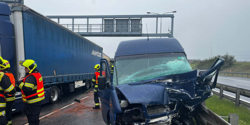 Nehoda aut na Pražském okruhu u Slivence, 20. dubna 2024