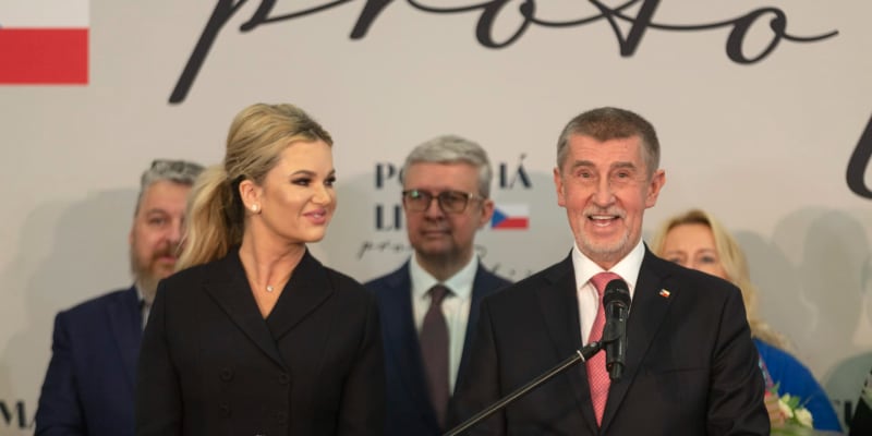 Andrej Babiš a Monika Babišová na tiskové konferenci