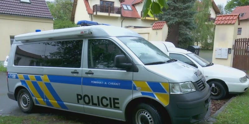 Policie na místě činu v Dolních chabrech 