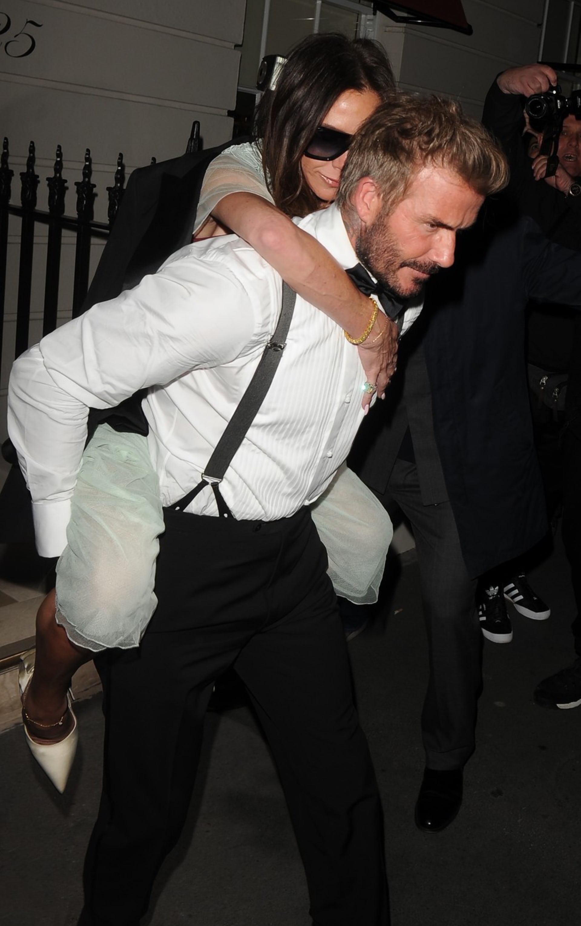 Beckham vynesl svoji manželku na zádech. 