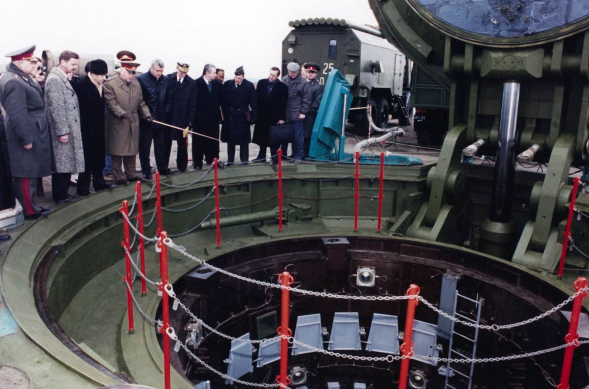 Základna jaderných zbraní v Pervomajsku na Ukrajině, dnes muzeum. Po roce 1991 byly rakety předány Rusku, které za tento krok slibovalo záruku územní celistvosti včetně Krymu. Na snímku proces předávání raket.
