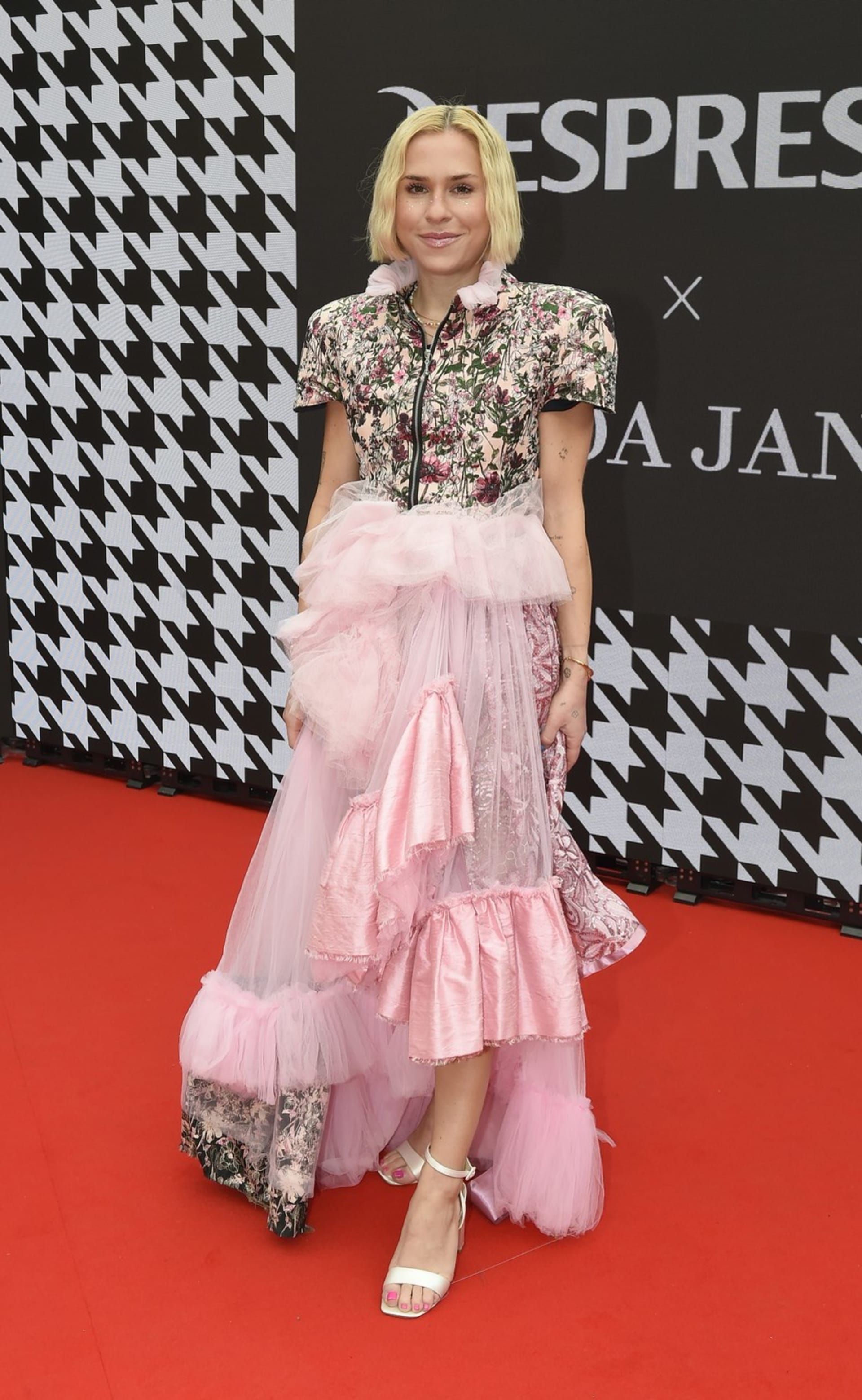 Mariana Prachařová oba dny oblékla růžovou barvu.