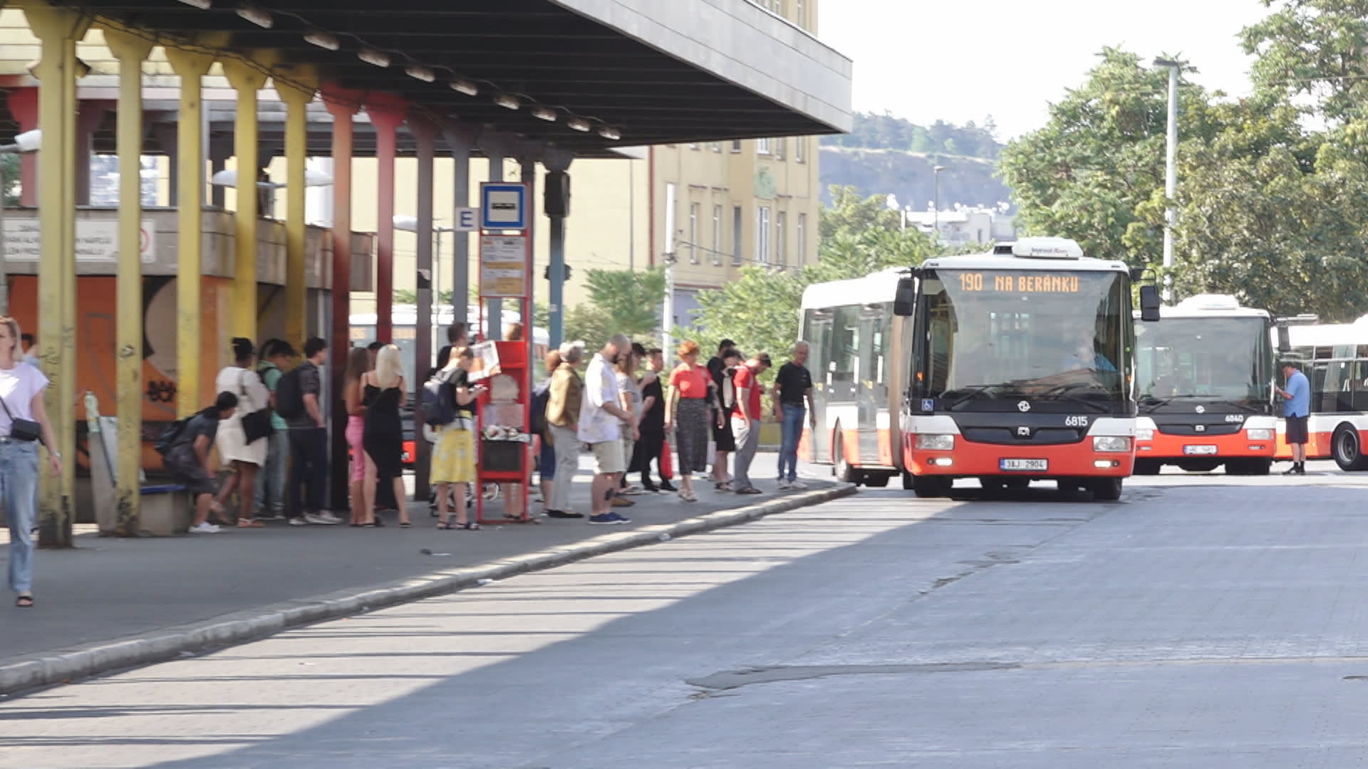 Všechny autobusové i trolejbusové zastávky v Praze budou na znamení.