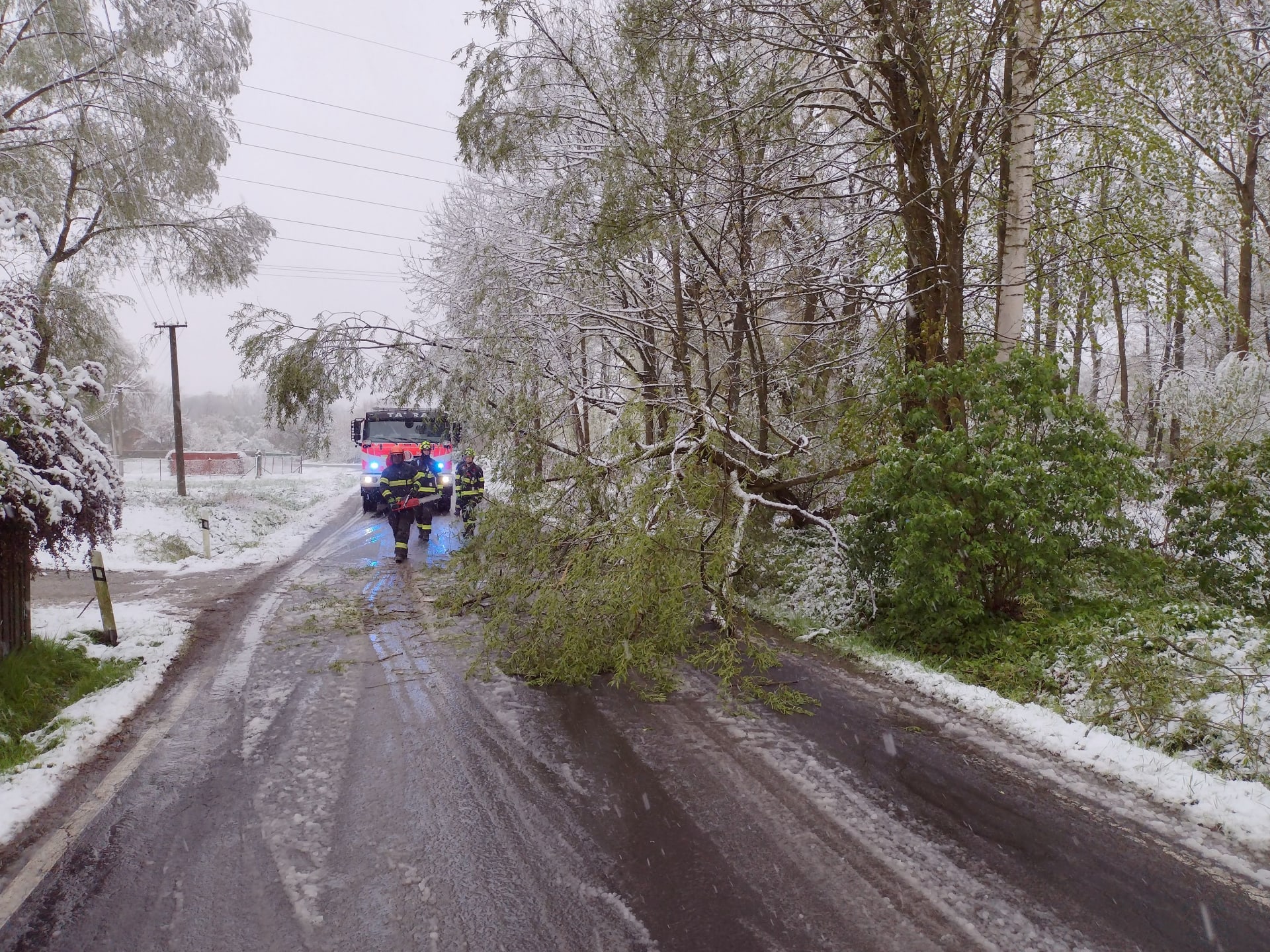 Sníh zkomplikoval dopravu v Karlovarském kraji.