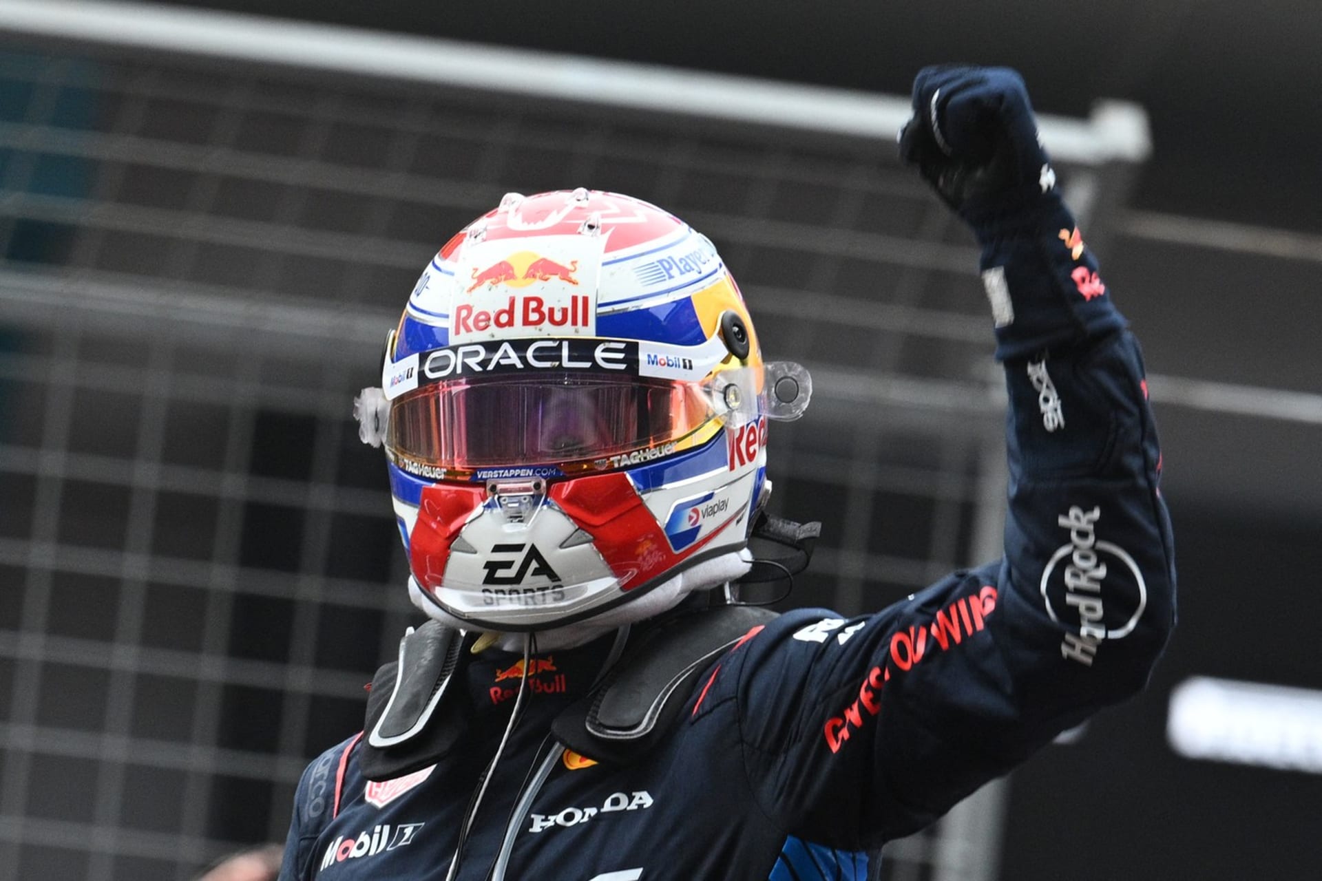 Nizozemský jezdec Max Verstappen slaví po vítězství ve Velké ceně Číny formule 1, 21. dubna 2024.