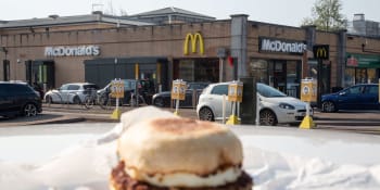 Nechutné překvapení v jídle z McDonald's. Dívka nalezla v hamburgeru živého šneka