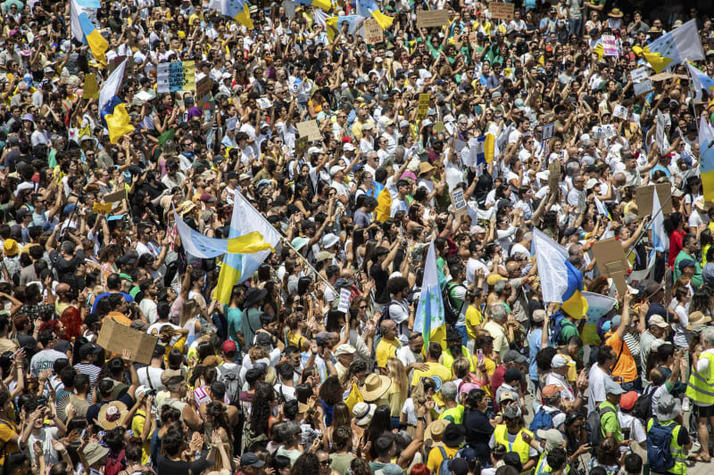 Desítky tisíc lidí demonstrovaly v sobotu na Kanárských ostrovech proti masové turistice.