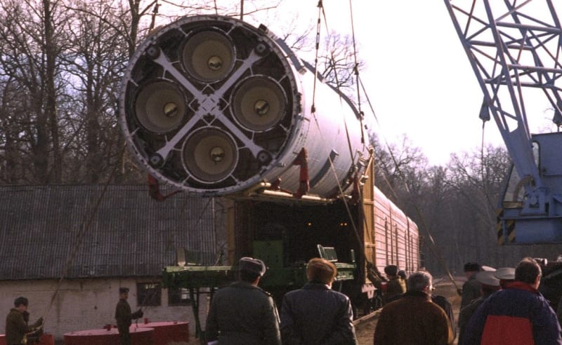Základna jaderných zbraní v Pervomajsku na Ukrajině, dnes muzeum. Po roce 1991 byly rakety předány Rusku, které za tento krok slibovalo záruku územní celistvosti včetně Krymu. Na snímku proces předávání raket. 