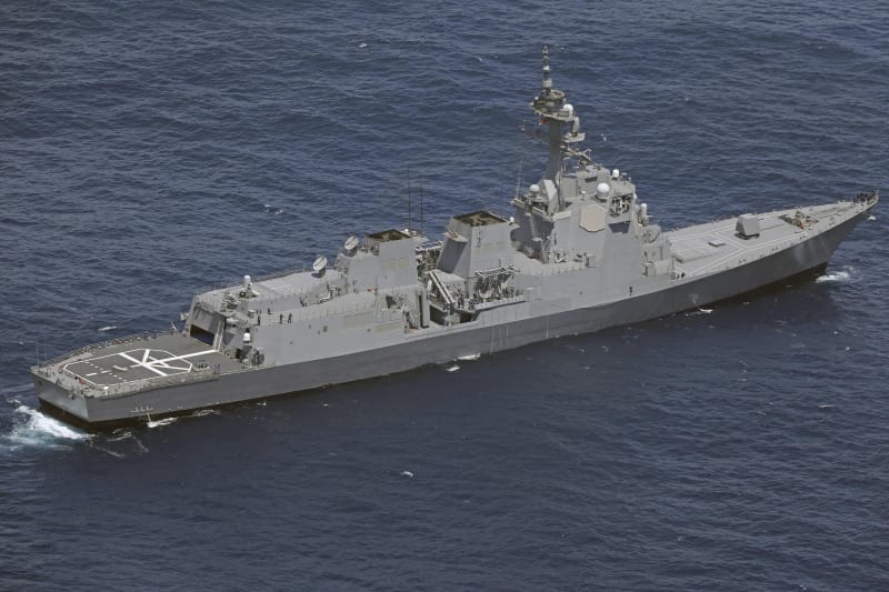 Loď japonských námořních sil sebeobrany pluje nedaleko místa havárie v Tichém oceánu, neděle 21. dubna 2024.
