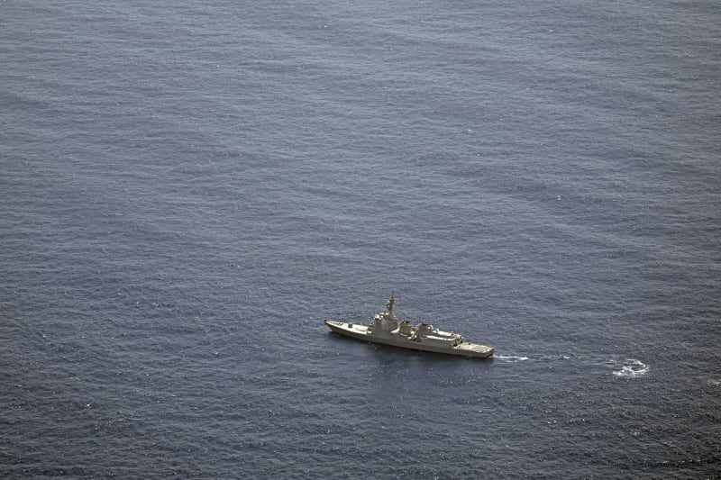 Loď japonských námořních sil sebeobrany pluje nedaleko místa havárie v Tichém oceánu, neděle 21. dubna 2024.